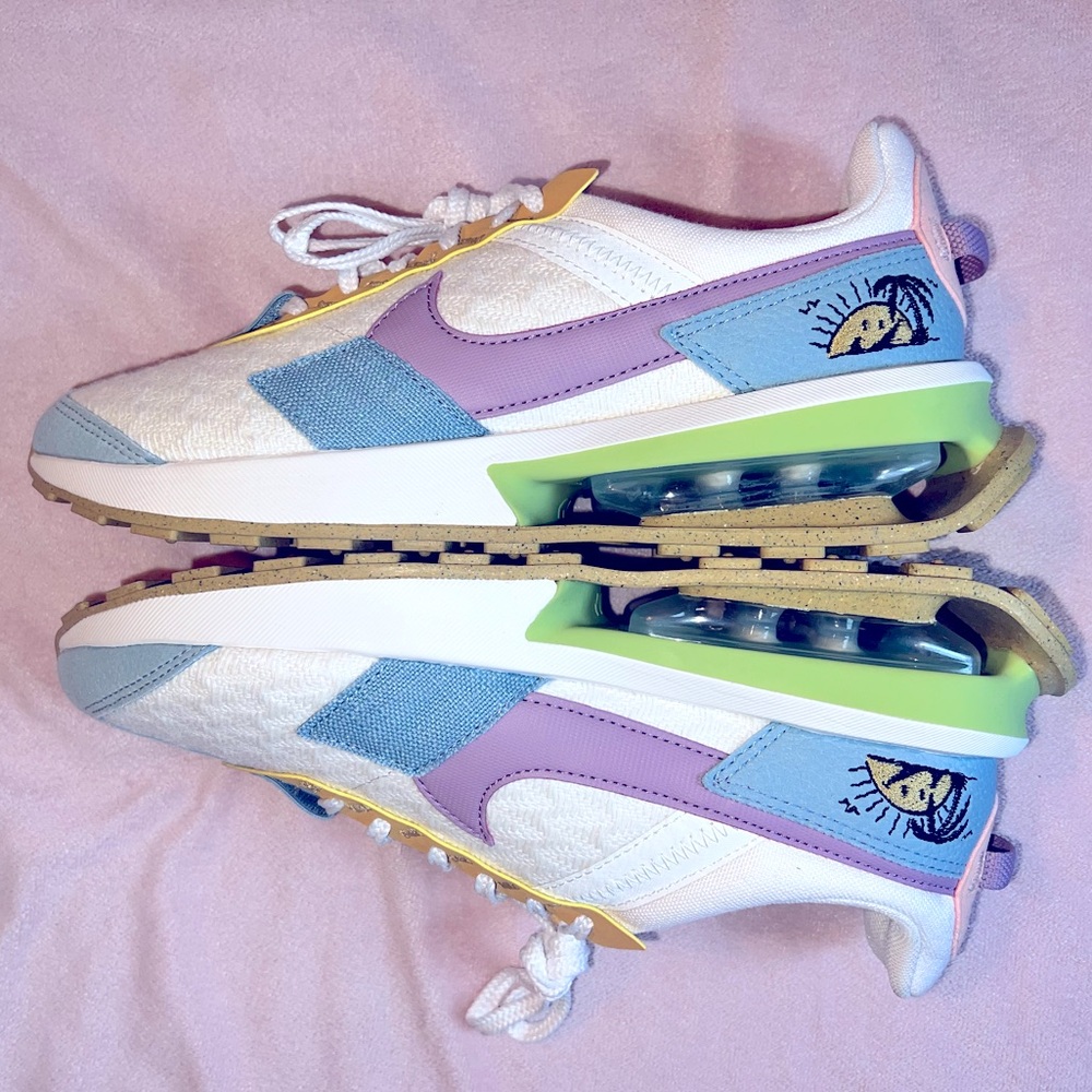 NEW! Nike Sneaker Women’s Size 8.5/Men’s 7
